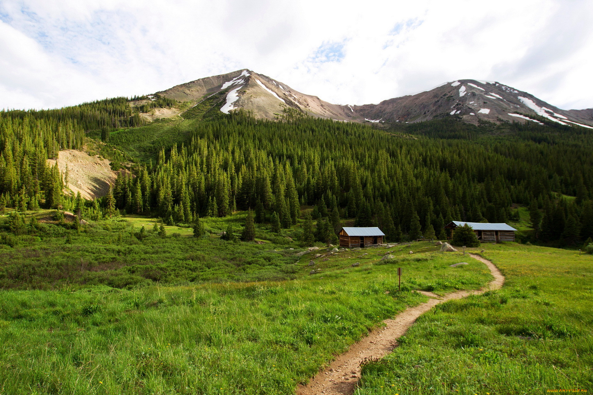 Small mountain. У подножия горы. Горная местность. Лес у подножья горы. Ландшафт горы.